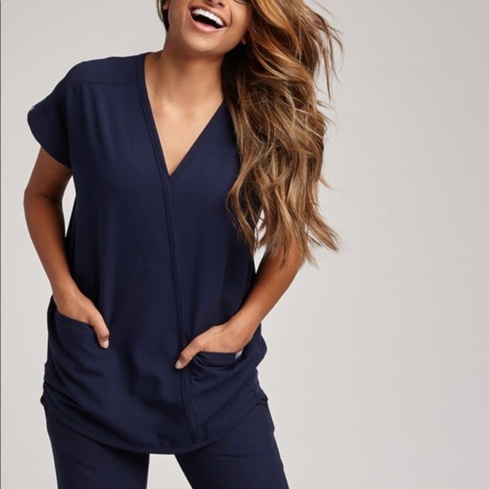 Rare 💙🦄 Figs Taza Scrub Top in Navy